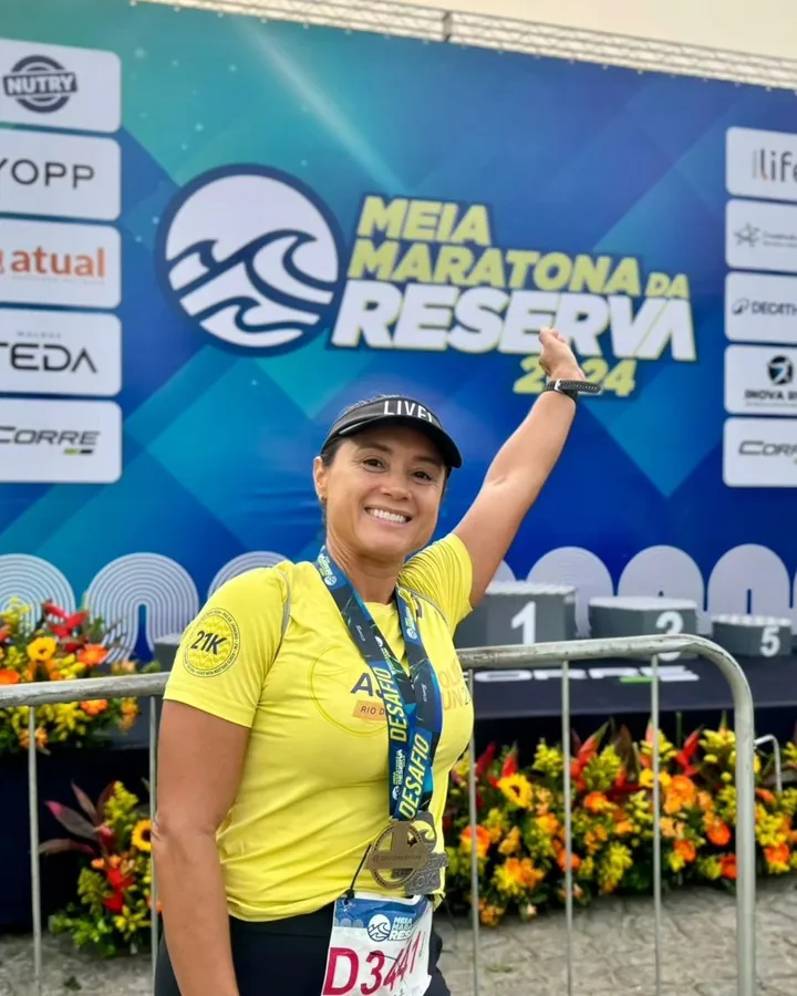 Ana Paula Ferreira com medalha da Meia Maratona da Reserva